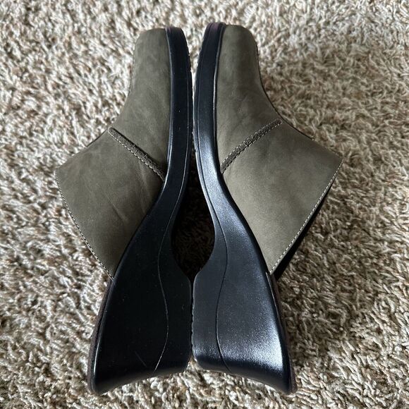 Clarks Delight Nubuck Leather Olive‎ Green Wedge Mules Women Size 7M Y2K 71104 - Picture 6 of 8
